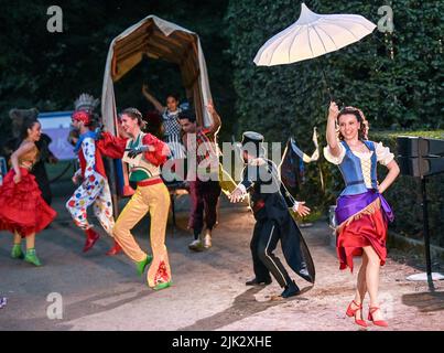 27 juillet 2022, Brandebourg, Rheinsberg: L'ensemble de danseurs de cirque se produit sur une scène de la pièce 'la Brit Barbrée' sur scène au Heckentheater. Dans le cadre de l'Opéra de chambre du château de Rheinsberg, la représentation peut être expérimentée à huit représentations sur 30 juillet, 2, 3, 5, 6, 10, 12 et 13. Photo: Jens Kalaene/dpa Banque D'Images