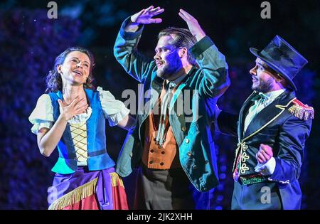 27 juillet 2022, Brandebourg, Rheinsberg: Les chanteurs Anna Graf comme Esmeralda, Pascal Franssen comme Wenzel et Holden Madagarne comme Springer se produisent dans une scène de la pièce 'The Barbtered Bride' sur scène au Heckentheater. Dans le cadre de l'Opéra de chambre du château de Rheinsberg, la représentation peut être expérimentée à huit représentations sur 30 juillet, 2, 3, 5, 6, 10, 12 et 13. Photo: Jens Kalaene/dpa Banque D'Images