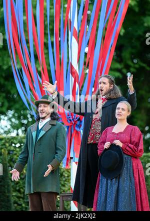 27 juillet 2022, Brandebourg, Rheinsberg: Les chanteurs Gergely Kereszturi (l-r) comme Kruschina, Leo Bachmann comme Kezal et Johanna Risse comme Kathinka se produisent dans une scène de la pièce "la mariée Barbrée" sur scène au Heckentheater. Dans le cadre de l'Opéra de chambre du château de Rheinsberg, la représentation peut être expérimentée à huit représentations sur 30 juillet, 2, 3, 5, 6, 10, 12 et 13. Photo: Jens Kalaene/dpa Banque D'Images