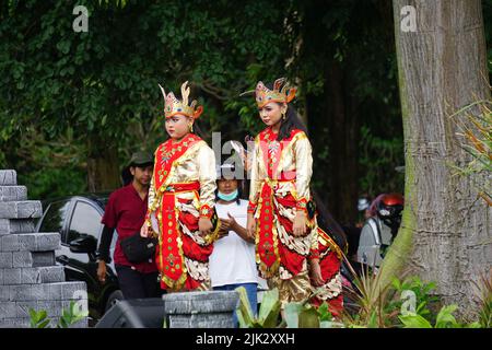 L'indonésien effectue une danse kijang pour commémorer la journée mondiale de la danse. La danse kijang signifie la danse du cerf Banque D'Images