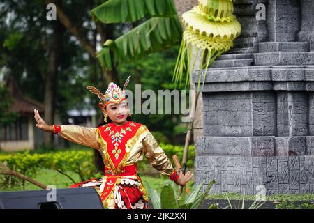 L'indonésien effectue une danse kijang pour commémorer la journée mondiale de la danse. La danse kijang signifie la danse du cerf Banque D'Images