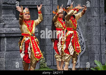 L'indonésien effectue une danse kijang pour commémorer la journée mondiale de la danse. La danse kijang signifie la danse du cerf Banque D'Images