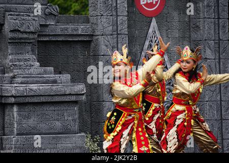 L'indonésien effectue une danse kijang pour commémorer la journée mondiale de la danse. La danse kijang signifie la danse du cerf Banque D'Images