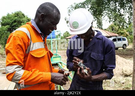 27 juillet 2022, Migori, Nyanza, Kenya: Julius Opiyo (L) et Solomon Odhiambo (R) regardent un minerai avec de l'or sur un site minier. L'extraction artisanale et artisanale d'or à petite échelle dans l'ouest du Kenya soutient des milliers de moyens de subsistance et, malgré sa contribution importante à l'économie de la région, le secteur est resté largement informel. Les mineurs comptent toujours sur le mercure et le cyanure de sodium dans le traitement de l'or, des produits chimiques qui posent des problèmes environnementaux et de santé publique. Le Kenya est signataire de la Convention de Minamata sur le mercure dans un effort mondial visant à prévenir la pollution par le mercure, malheureusement, le mercure est une its Banque D'Images