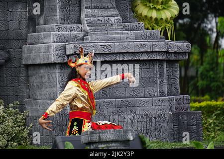 L'indonésien effectue une danse kijang pour commémorer la journée mondiale de la danse. La danse kijang signifie la danse du cerf Banque D'Images