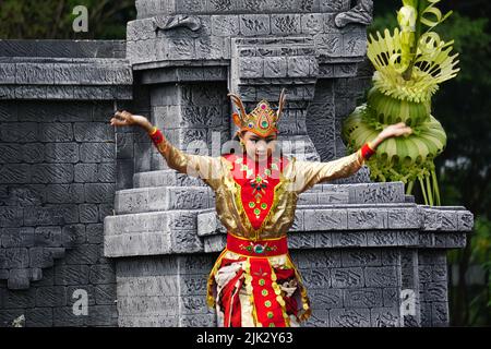 L'indonésien effectue une danse kijang pour commémorer la journée mondiale de la danse. La danse kijang signifie la danse du cerf Banque D'Images