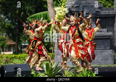 L'indonésien effectue une danse kijang pour commémorer la journée mondiale de la danse. La danse kijang signifie la danse du cerf Banque D'Images