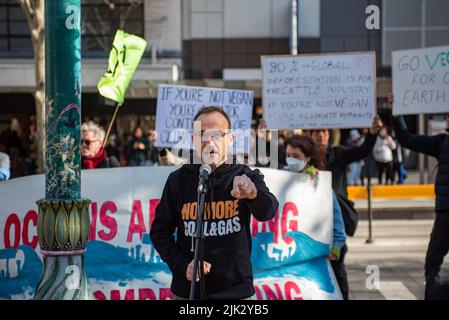 Melbourne, Australie. 30th juillet 2022. Adam Bandt, député des Verts de Melbourne, s'exprime lors d'un rassemblement contre l'inaction du gouvernement sur le changement climatique. Credit: Jay Kogler/Alay Live News Banque D'Images