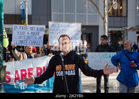 Melbourne, Australie. 30th juillet 2022. Adam Bandt, député des Verts de Melbourne, s'exprime lors d'un rassemblement contre l'inaction du gouvernement sur le changement climatique. Credit: Jay Kogler/Alay Live News Banque D'Images