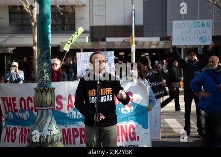 Melbourne, Australie. 30th juillet 2022. Adam Bandt, député des Verts de Melbourne, s'exprime lors d'un rassemblement contre l'inaction du gouvernement sur le changement climatique. Credit: Jay Kogler/Alay Live News Banque D'Images