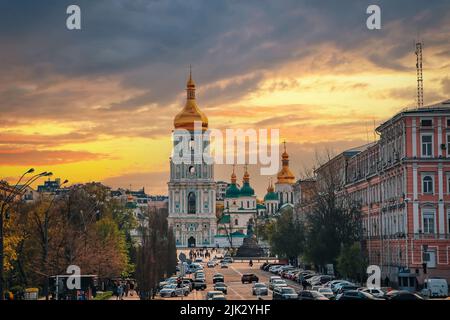 Cathédrale Sainte-Sophie avec un clocher et des dômes dorés dans le paysage urbain de la capitale de l'Ukraine, Kiev. Vue sur la rue. Banque D'Images