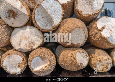 Pile de tubercules de Yam prêts à cuire Banque D'Images