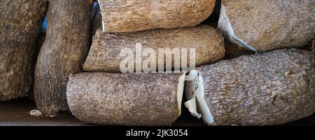 Pile de tubercules de Yam prêts à cuire Banque D'Images