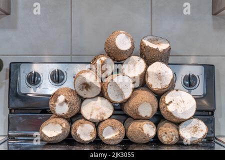 Pile de tubercules de Yam prêts à cuire Banque D'Images