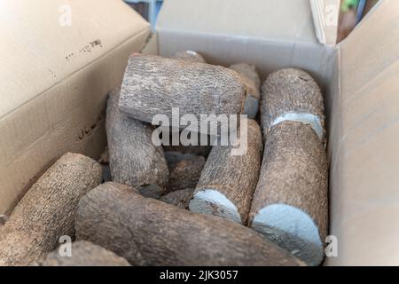 Pile de tubercules de Yam prêts à cuire Banque D'Images