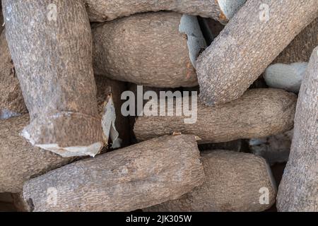 Pile de tubercules de Yam prêts à cuire Banque D'Images