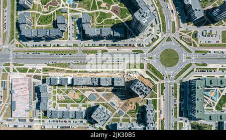 vue aérienne de dessus des maisons d'appartements et des rues urbaines avec intersection de rond-point dans un quartier résidentiel Banque D'Images