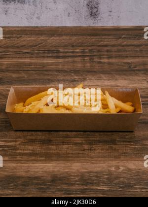 Frites à la truffe avec copeaux de truffe dans un plateau en carton Banque D'Images