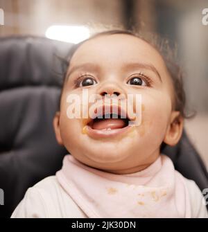 Shes à sa plus heureuse après une tétée. Une adorable petite fille souriant. Banque D'Images