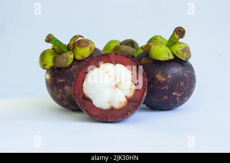 Frais, mangosteen (Garcinia mangostana) isolé sur fond blanc Banque D'Images