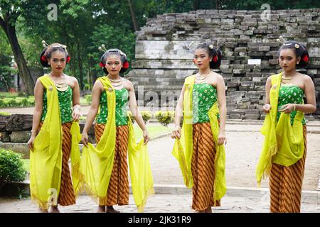Danseurs traditionnels indonésiens avec des vêtements traditionnels qui sont appelés kemben Banque D'Images
