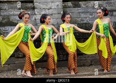 Danseurs traditionnels indonésiens avec des vêtements traditionnels qui sont appelés kemben Banque D'Images