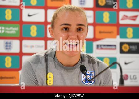 Georgia Stanway d'Angleterre lors d'une journée médiatique au Lensbury, Teddington. Georgia Stanway estime qu'il est temps de « cesser de parler de la taille du football féminin et de parler de sa taille » alors que l'Angleterre se prépare pour la finale Euro 2022 de dimanche contre l'Allemagne à Wembley. Date de la photo: Vendredi 29 juillet 2022. Banque D'Images