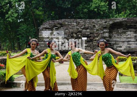 Danseurs traditionnels indonésiens avec des vêtements traditionnels qui sont appelés kemben Banque D'Images
