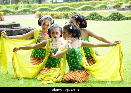 Danseurs traditionnels indonésiens avec des vêtements traditionnels qui sont appelés kemben Banque D'Images