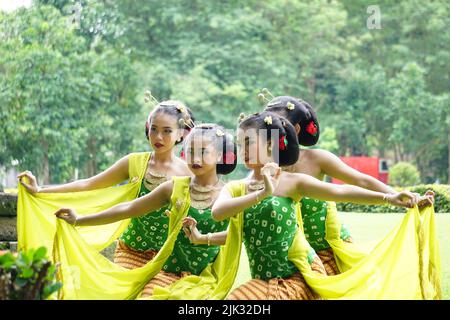 Danseurs traditionnels indonésiens avec des vêtements traditionnels qui sont appelés kemben Banque D'Images