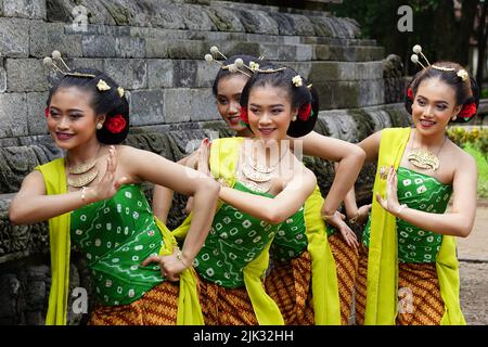 Danseurs traditionnels indonésiens avec des vêtements traditionnels qui sont appelés kemben Banque D'Images
