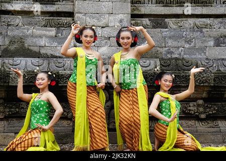 Danseurs traditionnels indonésiens avec des vêtements traditionnels qui sont appelés kemben Banque D'Images