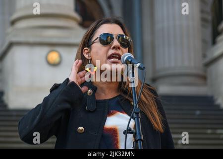 Melbourne, Australie, 30th juillet 2022. Lidia Thorpe, sénateur des Verts, s'exprime lors d'un rassemblement contre l'inaction du gouvernement sur le changement climatique en dehors de la Chambre des députés. Credit: Jay Kogler/Alay Live News Banque D'Images