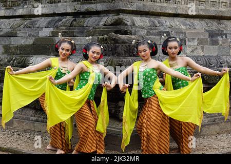 Danseurs traditionnels indonésiens avec des vêtements traditionnels qui sont appelés kemben Banque D'Images