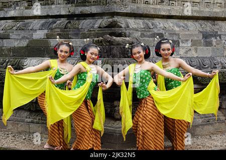 Danseurs traditionnels indonésiens avec des vêtements traditionnels qui sont appelés kemben Banque D'Images