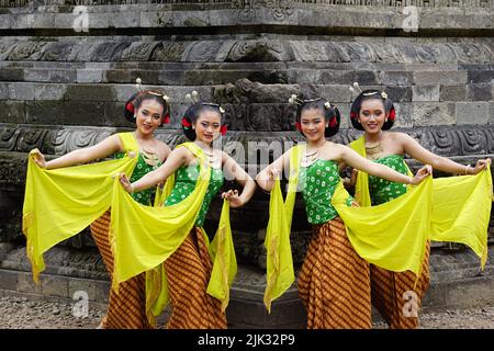 Danseurs traditionnels indonésiens avec des vêtements traditionnels qui sont appelés kemben Banque D'Images