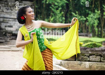 Danseurs traditionnels indonésiens avec des vêtements traditionnels qui sont appelés kemben Banque D'Images