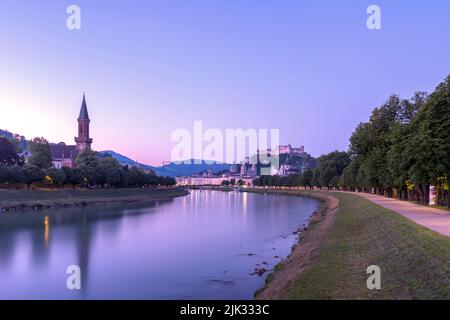 Belle vue matinale sur la ville de Salzbourg avec Festung Hohensalzburg et la rivière Salzach en été, Salzbourg, Autriche Banque D'Images