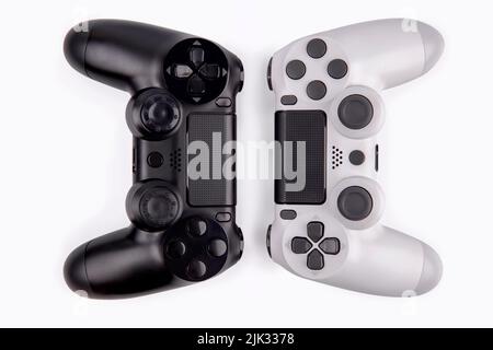 Manette de jeu isolée sur fond blanc , la console de jeux vidéo a développé Interactive Entertainment Banque D'Images