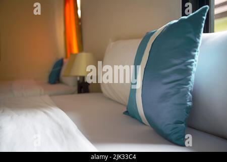 Chambre avec oreillers dans un intérieur moderne et lampe de table décorative Banque D'Images