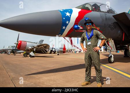 Un copilote du 492nd Escadron de chasseurs debout avec son F-15E Strike Eagle Banque D'Images