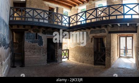 HERCULANUM, ITALIE - 04 MAI 2022 - à l'intérieur d'un ancien magasin romain à Herculanum, Italie Banque D'Images