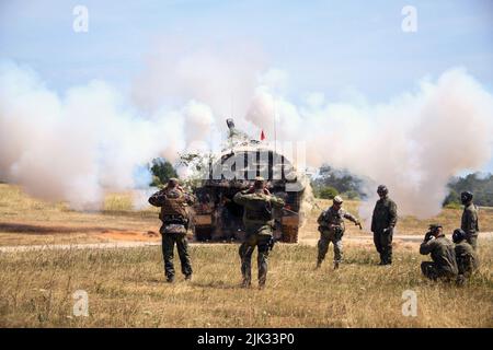 18 juillet 2022 - Grafenwoehr, Bayern, Allemagne - Armée des États-Unis Lt. Col. Tyler Donnell, entraîneur principal de soutien aux incendies avec l'équipe de Vampire, joint multinational Readiness Centre, Tire un cordon pour tirer des munitions d'un obusier 2000 observé par des soldats allemands affectés à l'Artilleriebataillon 131 pendant l'exercice Dynamic Front 22 (DF22) à la zone d'entraînement de Grafenwoehr, Allemagne, 18 juillet 2022. DF22, dirigé par 56th Commandement de l'Artillerie et l'armée américaine dirigée par l'Europe et l'Afrique, est le premier exercice américain de l'OTAN allié et partenaire intégré des feux dans le Théâtre européen axé sur les feux interoperab Banque D'Images