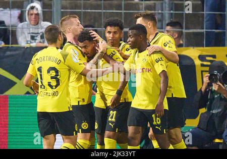 Munich, Allemagne. 29th juillet 2022. Donyell Malen, BVB 21 scores, buts de pousses , Tor, Treffer, Torschuss, 0-1, célèbre son but, heureux, rire, Célébration, avec Marco REUS, BVB 11 Youssoufa Moukoko, BVB 18 dans le match TSV 1860 MÜNCHEN - BORUSSIA DORTMUND 0-3 DFB Pokal Premier tour sur 29 juillet 2022 à Munich, Allemagne. Saison 2022/2023. © Peter Schatz / Alamy Live News crédit: Peter Schatz/Alamy Live News Banque D'Images