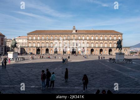 Façade du Palais Royal à Naples, dans le sud de l'Italie Banque D'Images