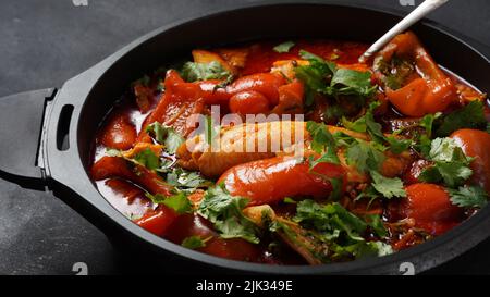 Poisson marocain à la chermoula, poivrons rouges et citron conservé. Cuisine marocaine traditionnelle épicée Banque D'Images