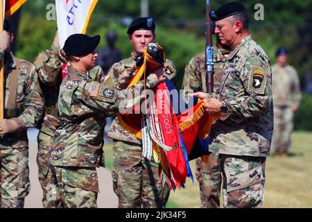 Fort Campbell, Kentucky, États-Unis. 8th juillet 2022. Le sergent de commandement Veronica Knapp, le principal conseiller de la division aéroportée (assaut aérien) de 101st, à gauche, et le major-général JP McGee, commandant général de l'ABN de 101st. Dive. Et fort Campbell, l'unité couleurs 5 juillet lors d'une cérémonie au siège de la division. La cérémonie marque officiellement le déploiement des aigles cris en Europe pour assurer les alliés de l'OTAN et décourager l'agression russe dans la région et symbolise le départ de la division de fort Campbell. Crédit: Armée américaine/ZUMA Press Wire Service/ZUMAPRESS.com/Alamy Live News Banque D'Images