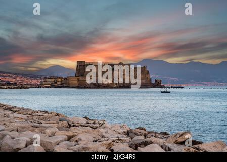 Lever du soleil sur le célèbre Castel dell'Ovo et le golfe de Naples, dans le sud de l'Italie Banque D'Images