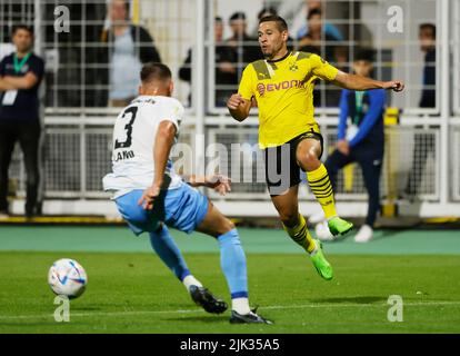 Munich, Allemagne. 29th juillet 2022. Raphaël Guerreiro (R) de Dortmund rivalise avec Niklas Lang de 1860 Munich lors d'un match de football de la coupe allemande entre TSV 1860 Munich et Borussia Dortmund à Munich, Allemagne, 29 juillet 2022. Credit: Philippe Ruiz/Xinhua/Alay Live News Banque D'Images