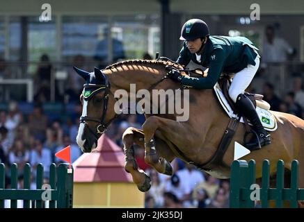 Hassocks, Royaume-Uni. 29th juillet 2022. Spectacle équestre international Longines Royal. Champ de foire de Hickstead. Tracas. Marlon Modolo Zanotelli (BRA) à cheval SUR HARWICH VDL pendant la coupe des nations de saut de Longines FEI de Grande-Bretagne. Credit: Sport en images/Alamy Live News Banque D'Images